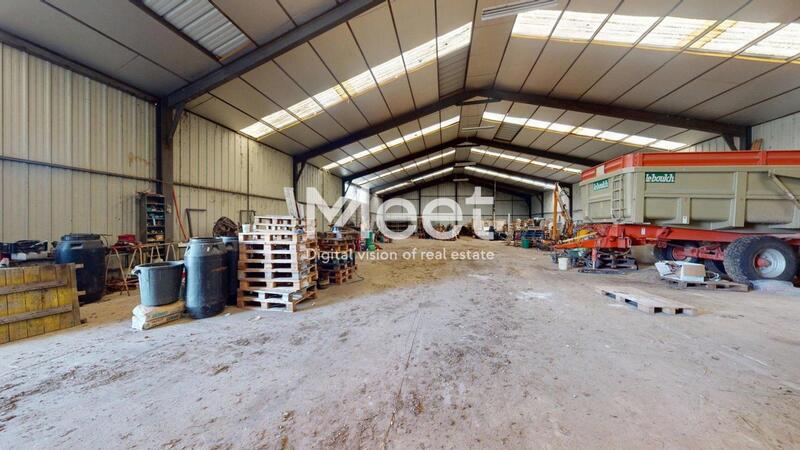 Entrepôt - 1 700 m²