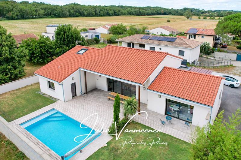 Maison - 250 m² - 7 pièces