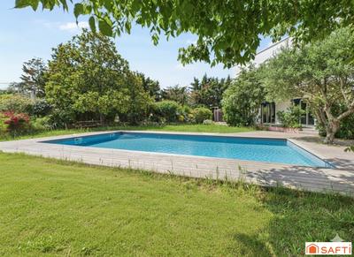 Maison - 220 m² - 8 pièces