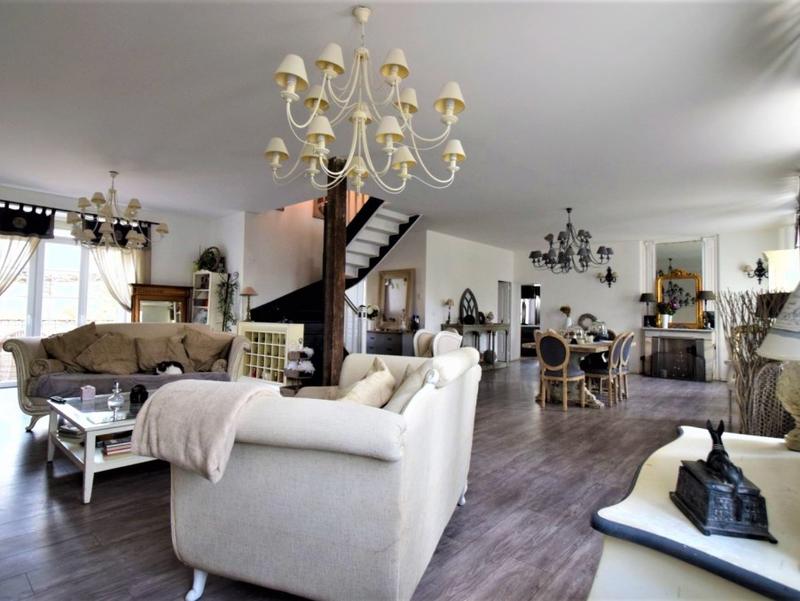 Maison - 238 m² - 7 pièces