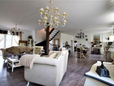 Maison - 238 m² - 7 pièces