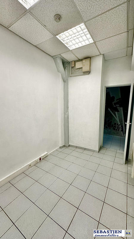 Local commercial - 76 m² - 6 pièces