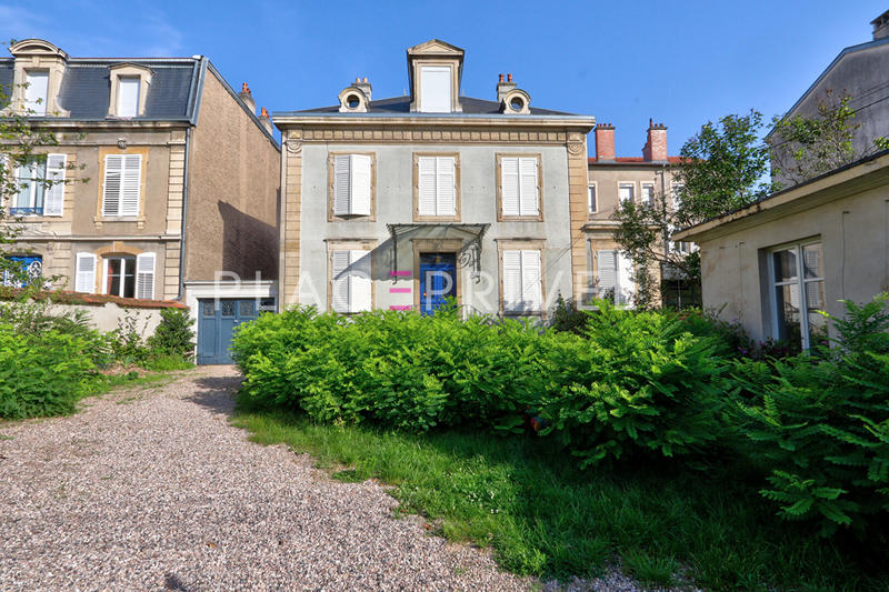 Maison - 203 m² - 9 pièces