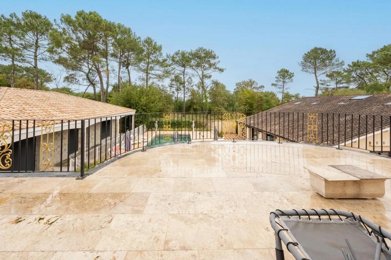 Maison - 1 000 m² - 7 pièces