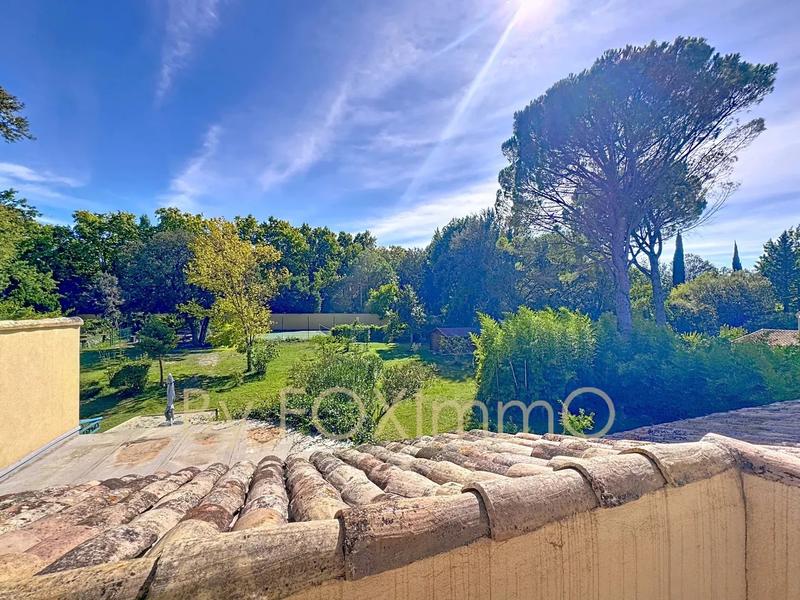 Propriété - 653 m² - 28 pièces