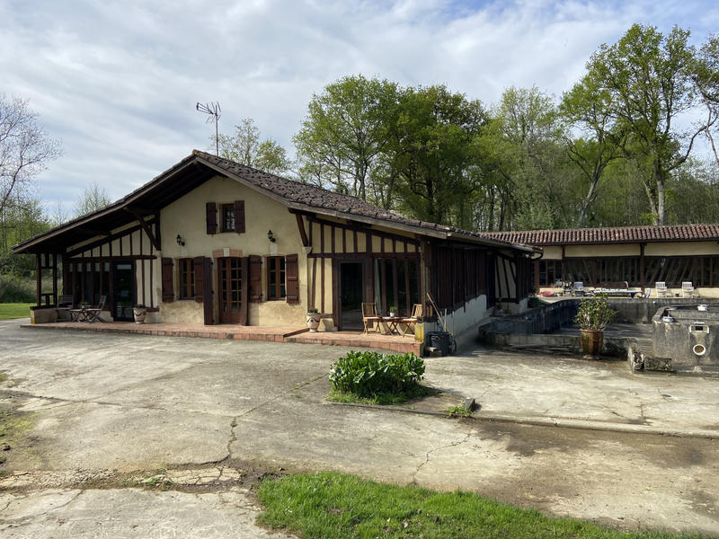 Propriété - 260 m² - 11 pièces