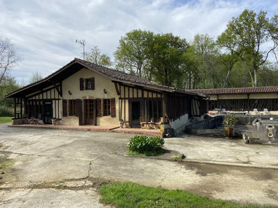 Propriété - 260 m² - 11 pièces