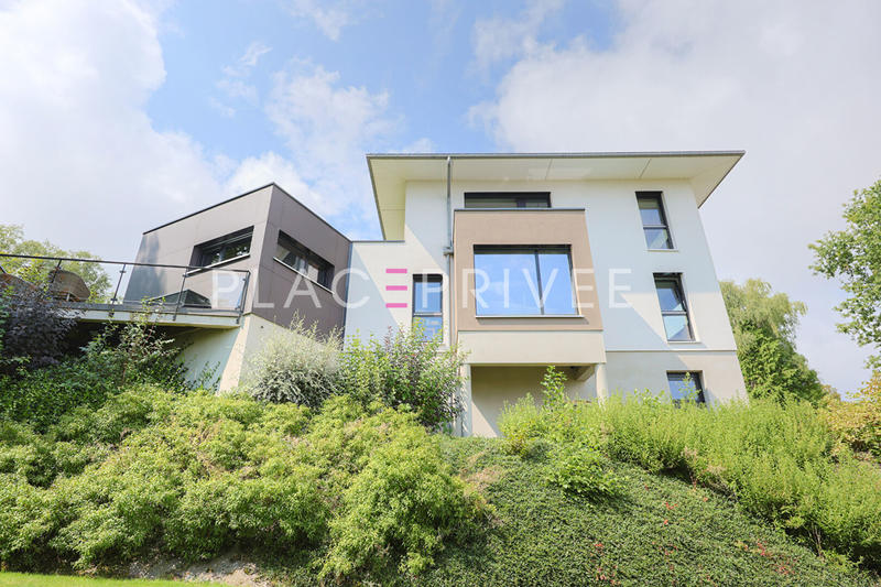 Maison - 390 m² - 8 pièces