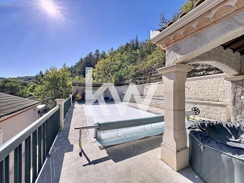 Maison - 245 m² - 8 pièces