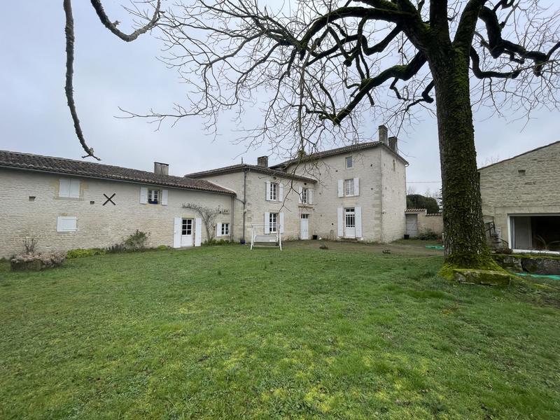 Maison ancienne - 725 m² - 12 pièces