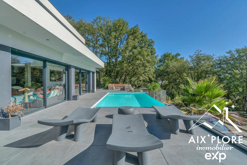 Maison - 230 m² - 6 pièces