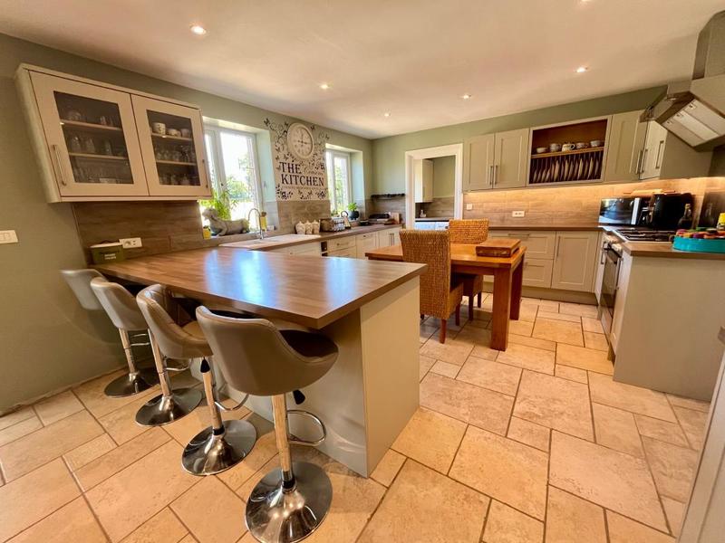 Maison - 284 m² - 8 pièces