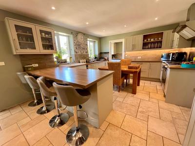 Maison - 284 m² - 8 pièces