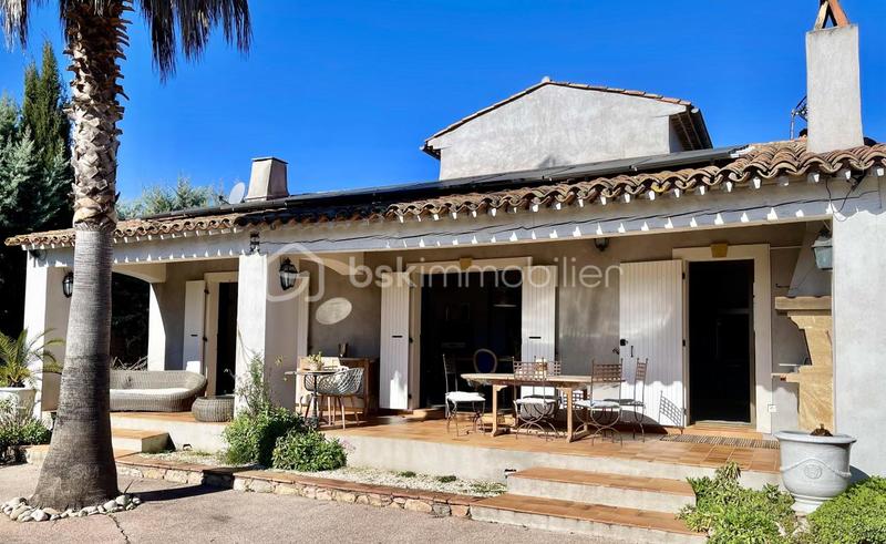 Maison traditionnelle - 212 m² - 8 pièces