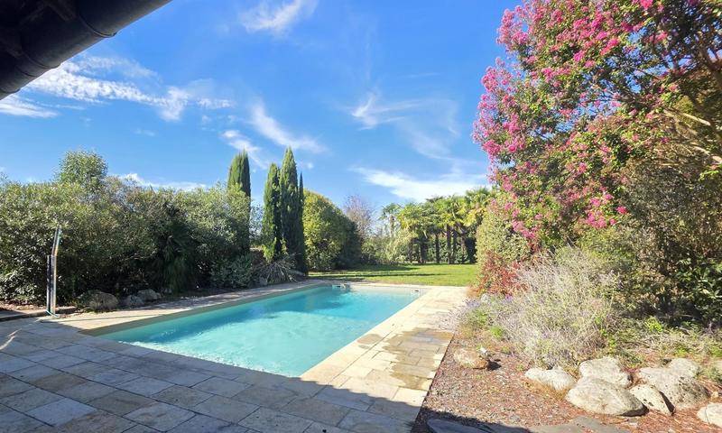 Maison - 564 m² - 16 pièces