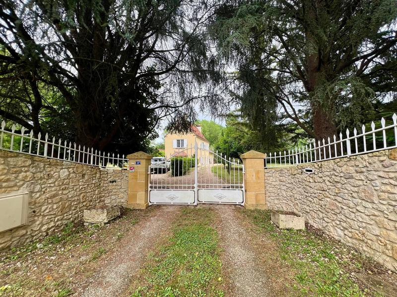 Maison traditionnelle - 286 m² - 13 pièces