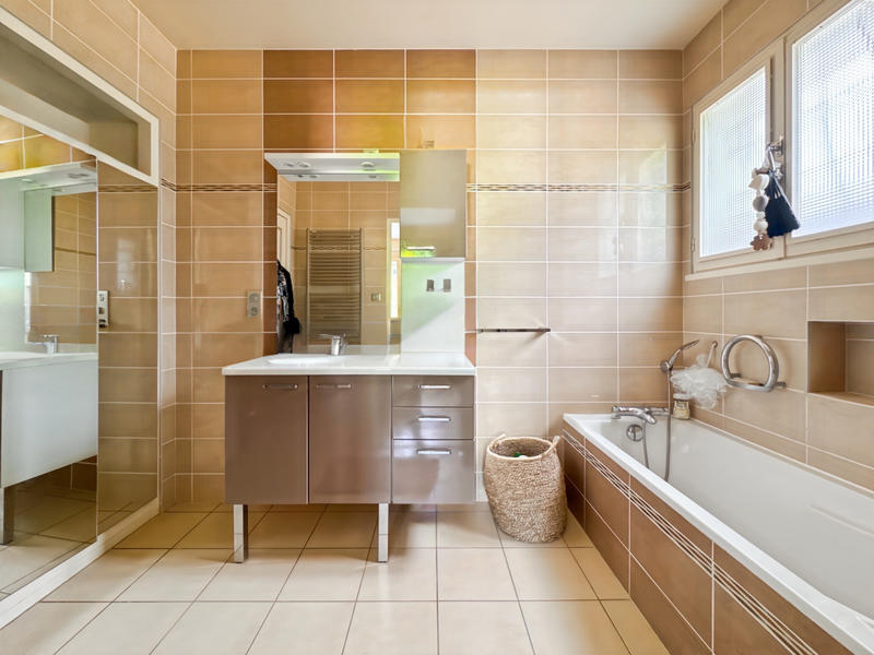 Maison - 250 m² - 8 pièces