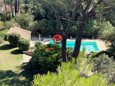 Villa - 265 m² - 8 pièces