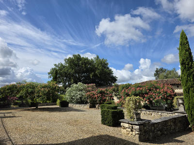 Maison - 24 606 m² - 15 pièces