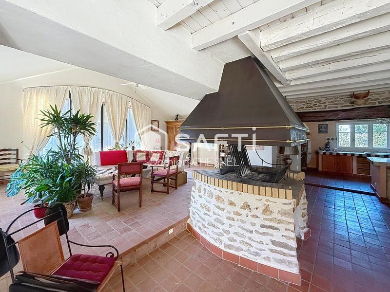 Maison - 240 m² - 6 pièces