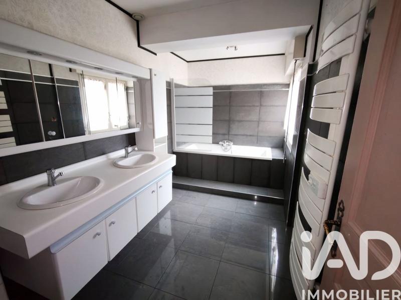 Maison - 300 m² - 12 pièces