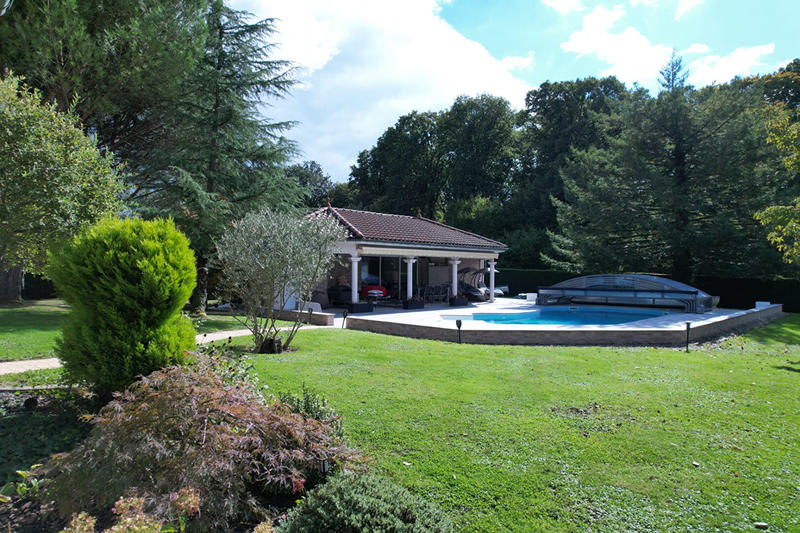 Maison - 220 m² - 6 pièces