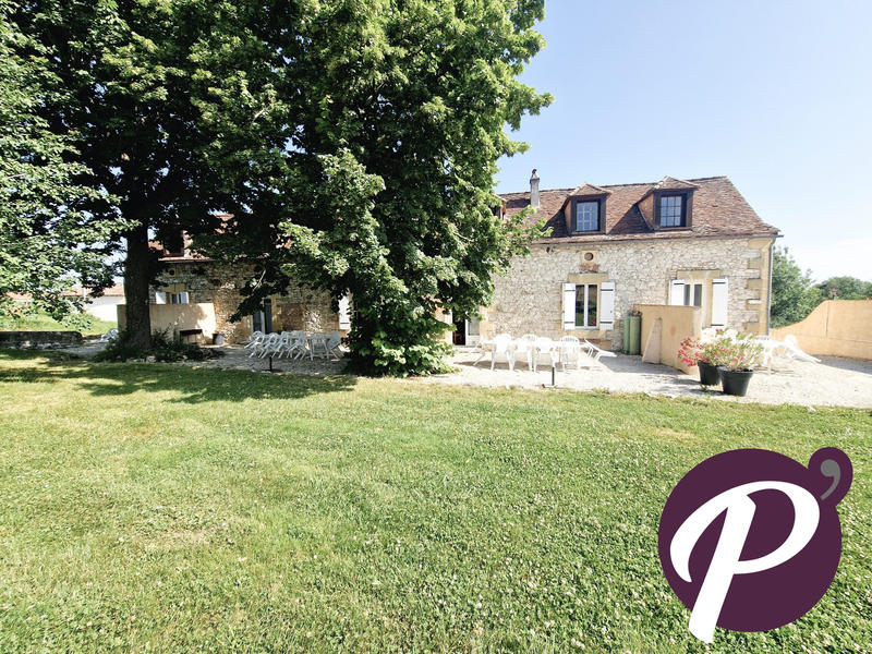 Maison - 850 m² - 38 pièces