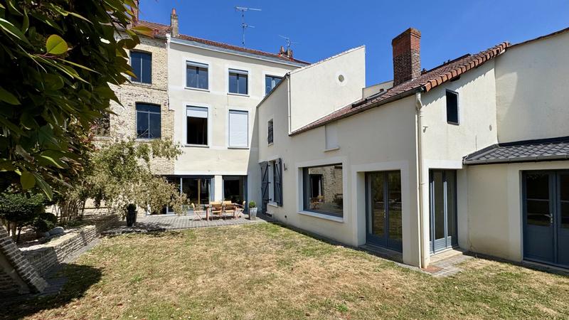 Maison - 348 m² - 11 pièces