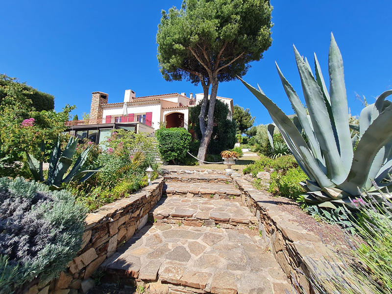 Maison - 240 m² - 8 pièces