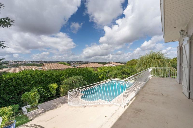 Maison - 250 m² - 8 pièces