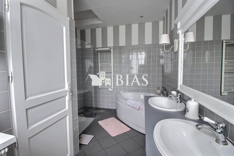 Maison - 225 m² - 8 pièces