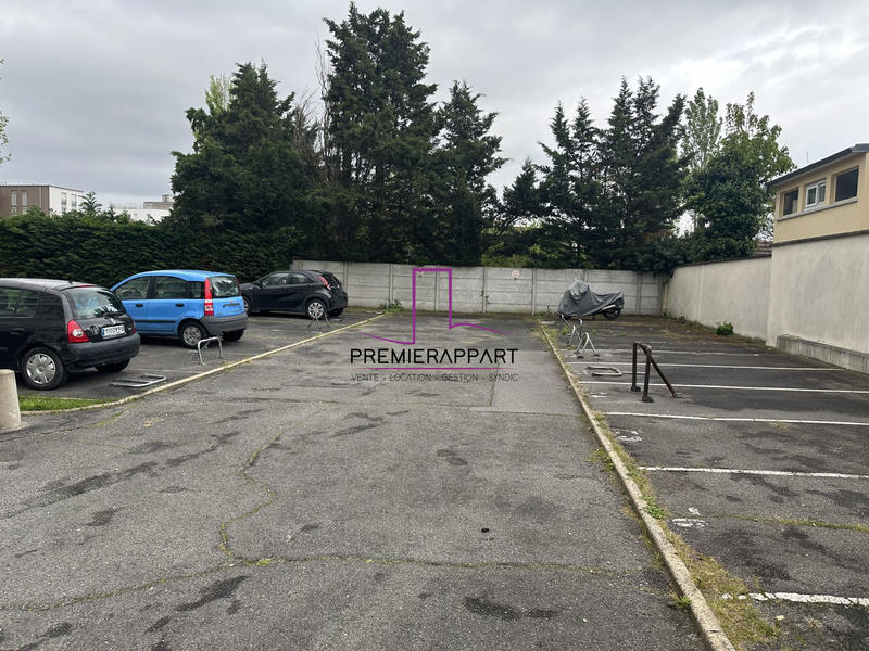 Parking / Garage - 99 m²