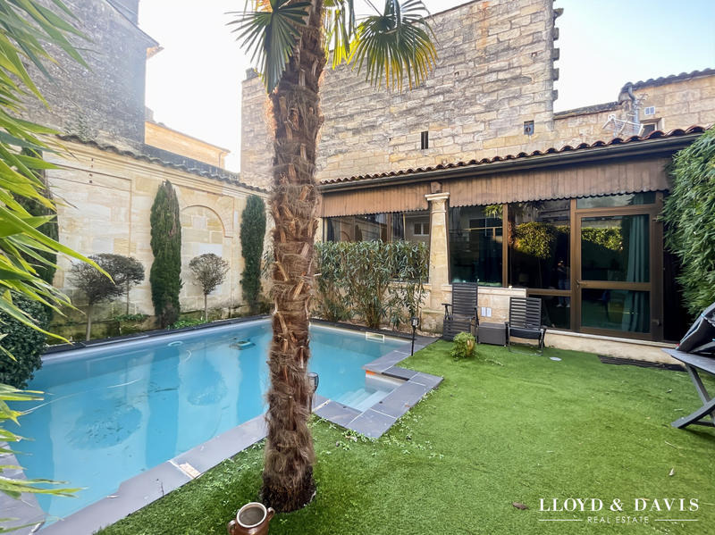 Maison - 220 m² - 9 pièces