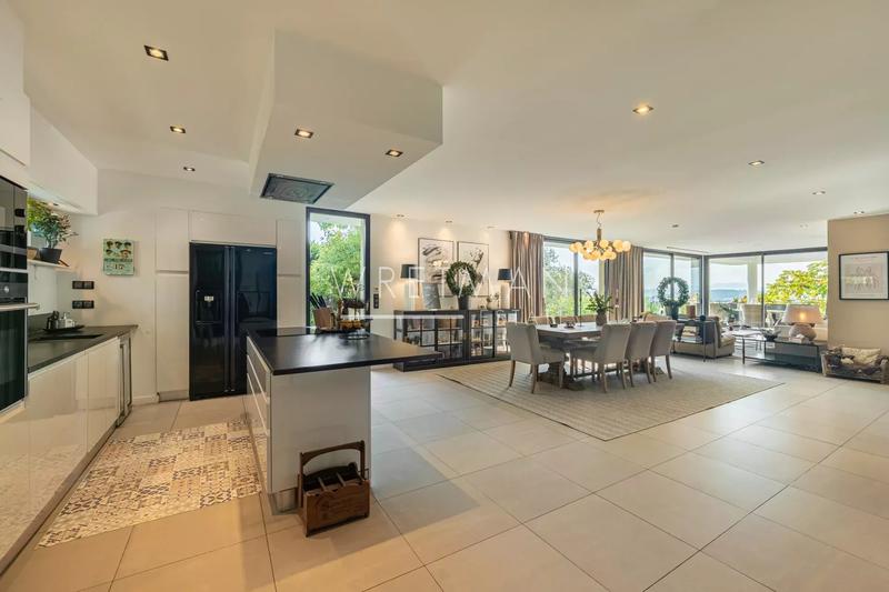 Villa - 242 m² - 6 pièces