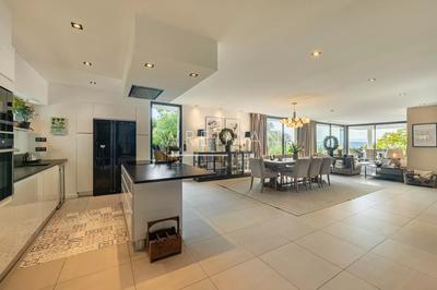 Villa - 242 m² - 6 pièces