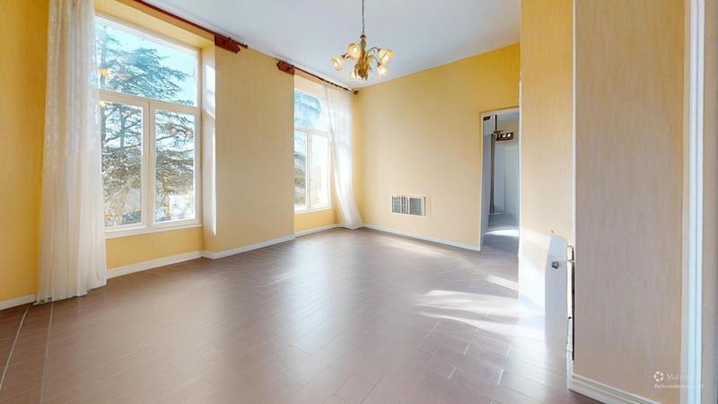 Maison - 260 m² - 8 pièces