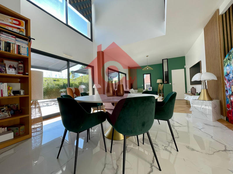 Maison - 212 m² - 7 pièces