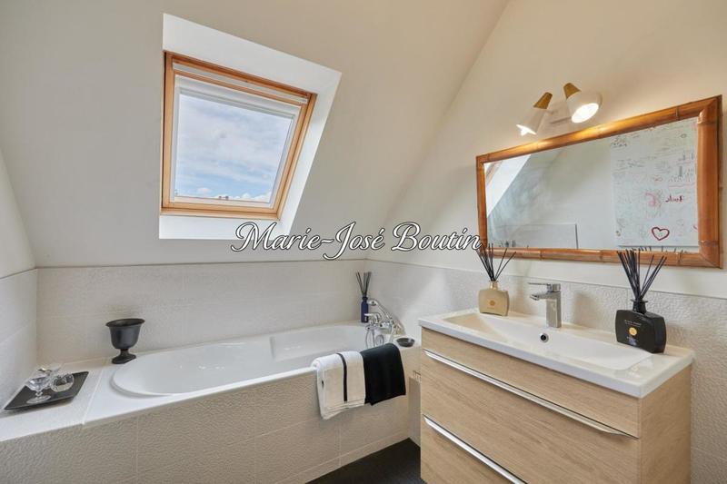 Maison - 300 m² - 6 pièces