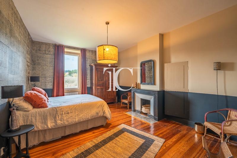 Maison - 334 m² - 8 pièces