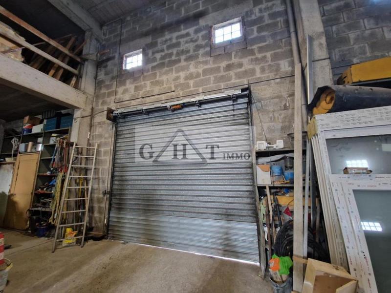 Entrepôt - 608 m²
