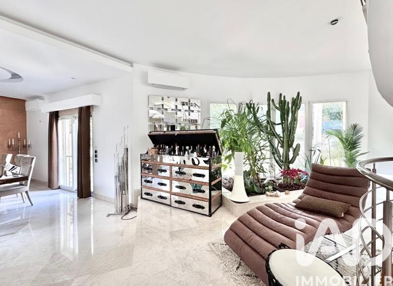 Maison - 361 m² - 10 pièces