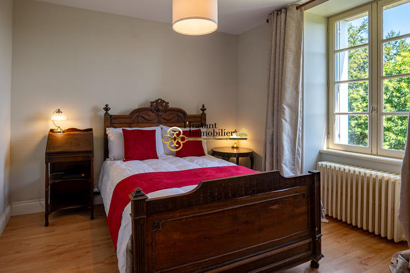 Demeure - 185 m² - 11 pièces