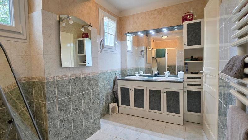 Maison - 168 m² - 9 pièces