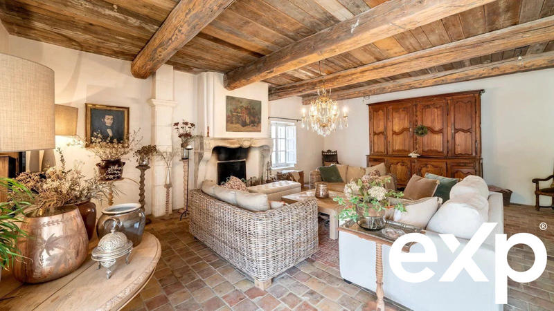 Maison traditionnelle - 252 m² - 7 pièces