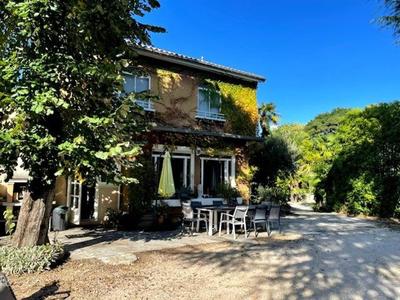 Maison - 250 m² - 7 pièces