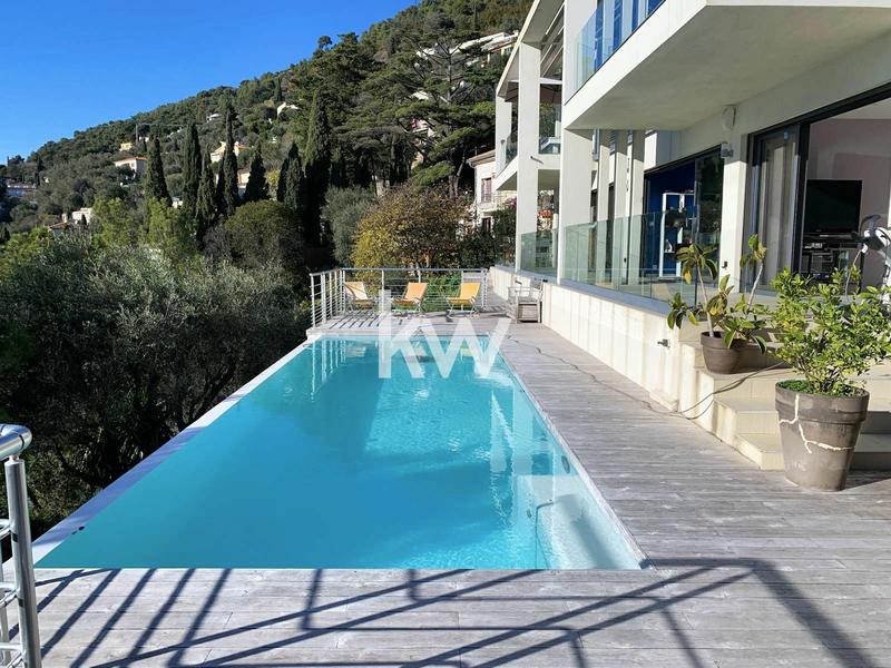 Maison - 216 m² - 6 pièces