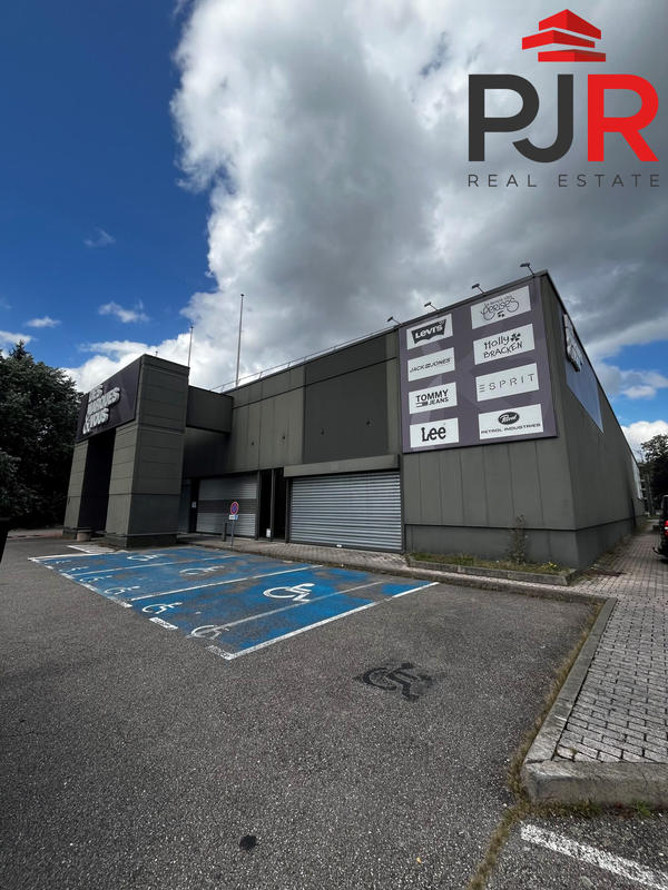 Local commercial - 2 400 m²