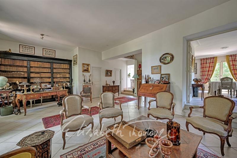 Maison - 240 m² - 9 pièces