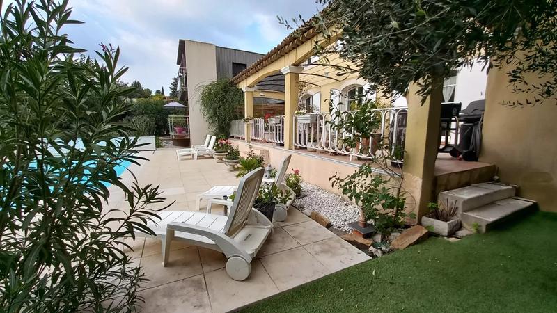 Appartement - 211 m² - 8 pièces