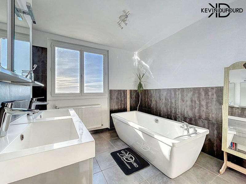 Maison - 175 m² - 9 pièces